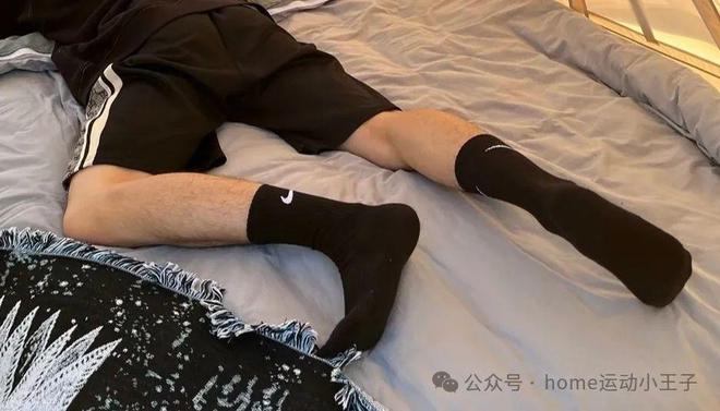 的诱惑：暗夜中散发的魔力九游会网址是多少男人黑袜(图7)