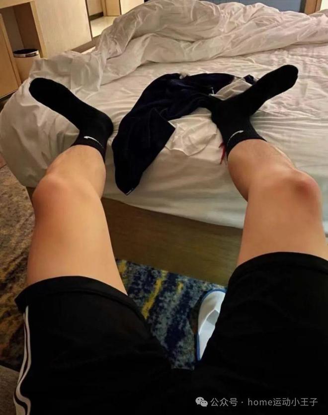 的诱惑：暗夜中散发的魔力九游会网址是多少男人黑袜(图3)