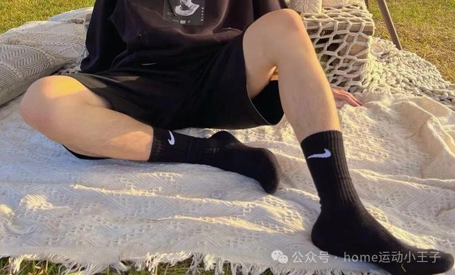 的诱惑：暗夜中散发的魔力九游会网址是多少男人黑袜(图1)