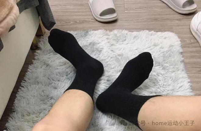 的诱惑：暗夜中散发的魔力九游会网址是多少男人黑袜(图9)