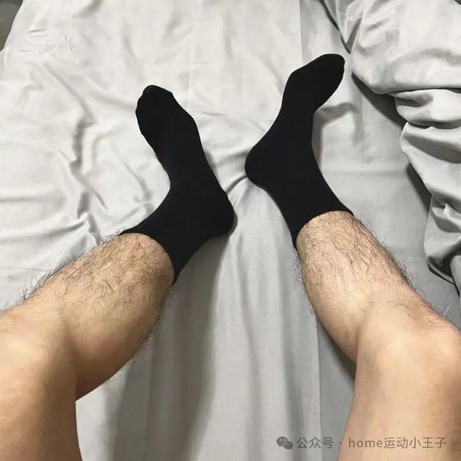 的诱惑：暗夜中散发的魔力九游会网址是多少男人黑袜(图6)