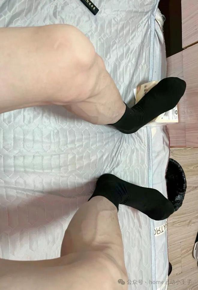 的诱惑：暗夜中散发的魔力九游会网址是多少男人黑袜(图14)