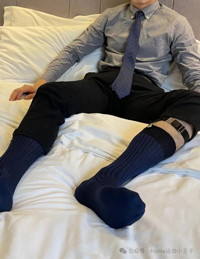 的诱惑：暗夜中散发的魔力九游会网址是多少男人黑袜(图13)