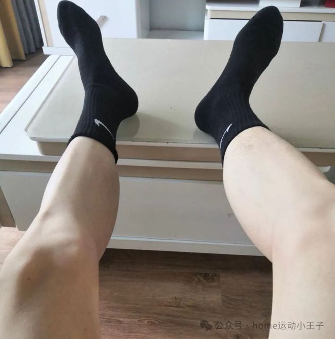 的诱惑：暗夜中散发的魔力九游会网址是多少男人黑袜(图19)