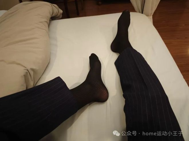 的诱惑：暗夜中散发的魔力九游会网址是多少男人黑袜(图15)