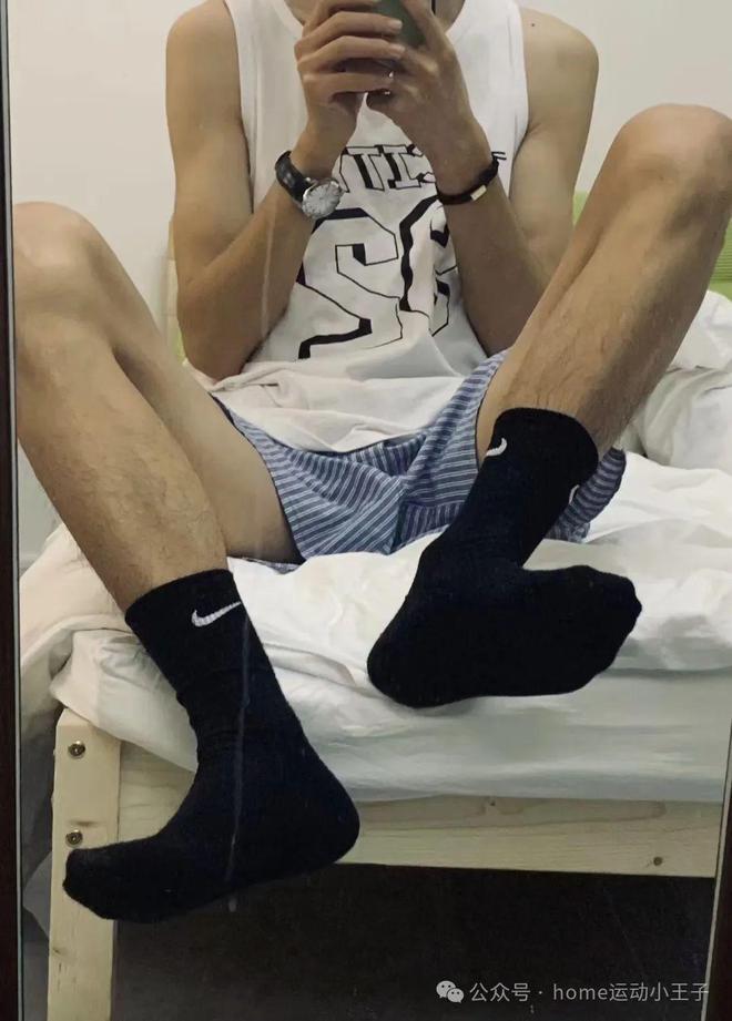 的诱惑：暗夜中散发的魔力九游会网址是多少男人黑袜(图18)
