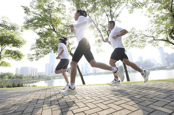 好物！鸿星尔克公园跑鞋赋能国动新动能j9九游会网址是什么入选2024年度(图3)